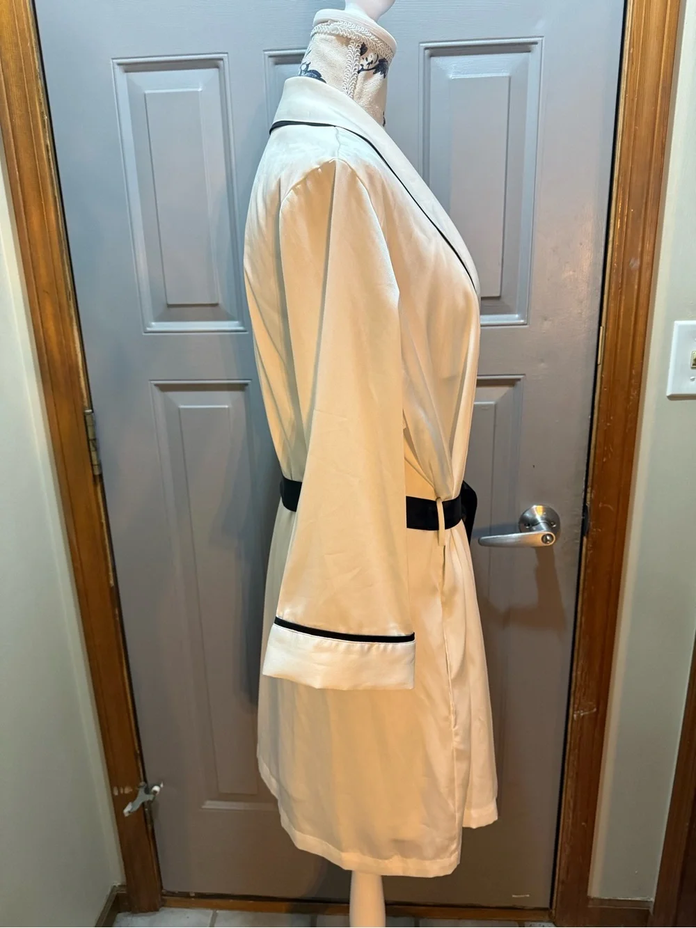 Kate Spade 2piece set- Mrs. bridal nightgown/robe -white with black piping (xl)
